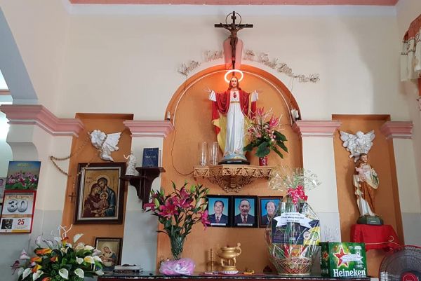 nguoi-cong-giao-co-tho-ong-ba-to-tien-2_600x401-1 Lễ Nghi và Phương Tiện trong đạo công giáo