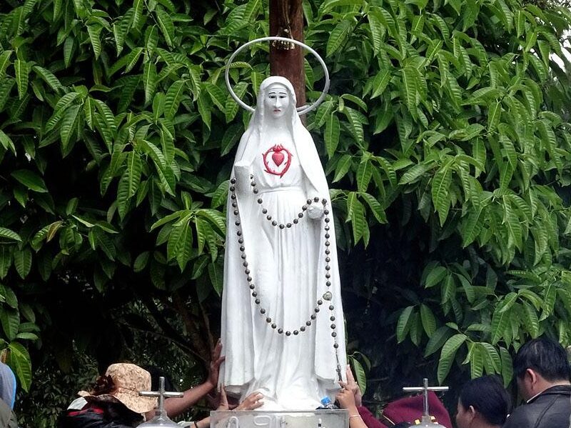 Tiểu sử Đức Mẹ Măng Đen: Câu chuyện về biểu tượng tôn giáo và điểm hành hương nổi tiếng tại Kon Tum 2 tuong-duc-me-mang-den-1
