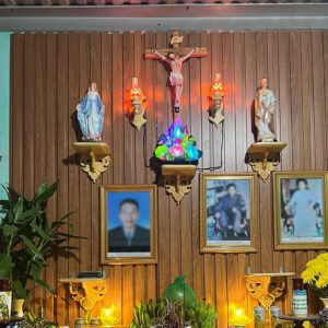 Bàn thờ Công giáo kệ hoa nho 25 ban tho cong giao ke nho tuong mau