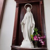 Tượng mẹ Maria ban ơn sơn màu đá